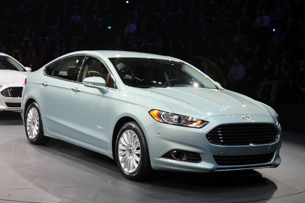 2013_Ford_Fusion_Sedan (1)-4d.jpg